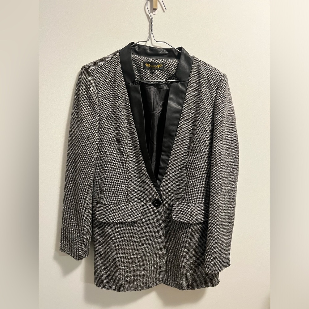 Angel eye tweed blazer with faux leather lapel. Size medium